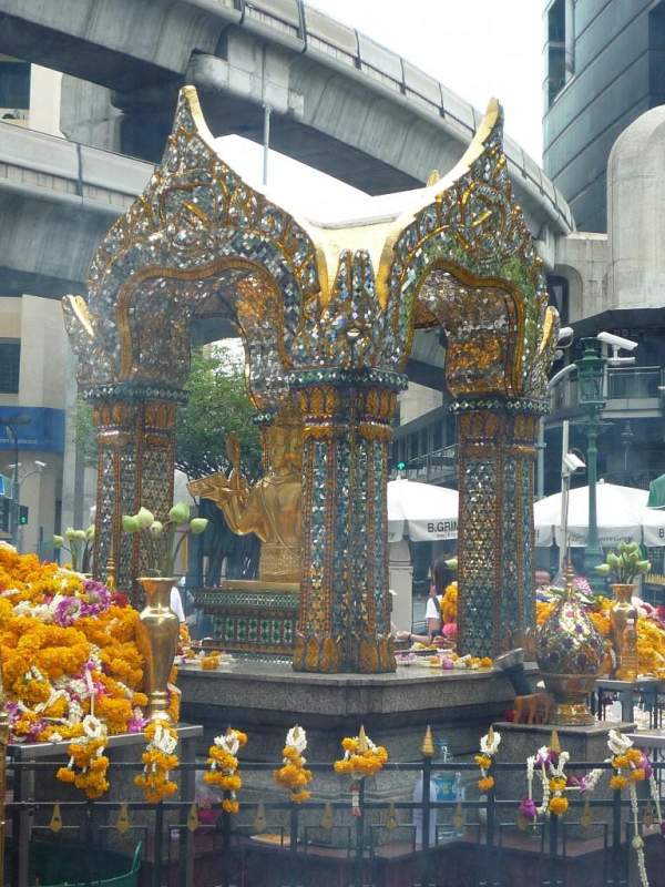 四面佛全年皆香火鼎盛,於 11 月四面佛誕期間更是人頭湧湧。(相片來源:Clara Lee) 曼谷