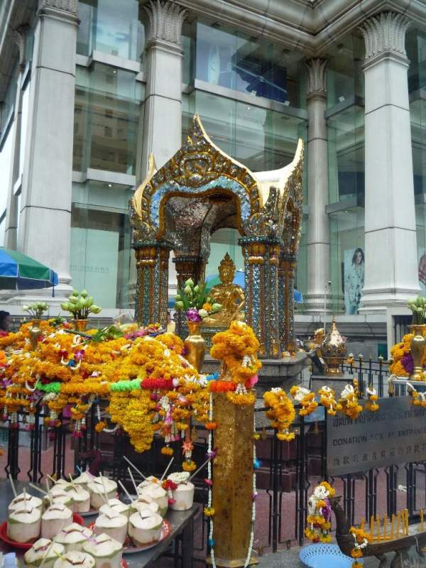 四面佛位於曼谷的市中心,交通甚為方便。(相片來源:Clara Lee) 曼谷