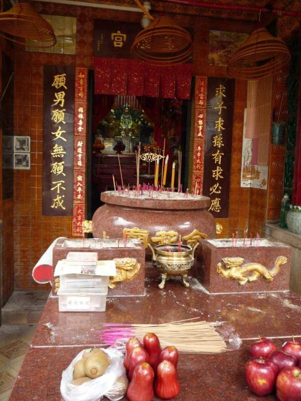 據聞金花聖母非常靈驗,並有對聯:「求子求孫有求必應,願男願女無願不成」頌讚。(相片來源:Clara Lee) 香港