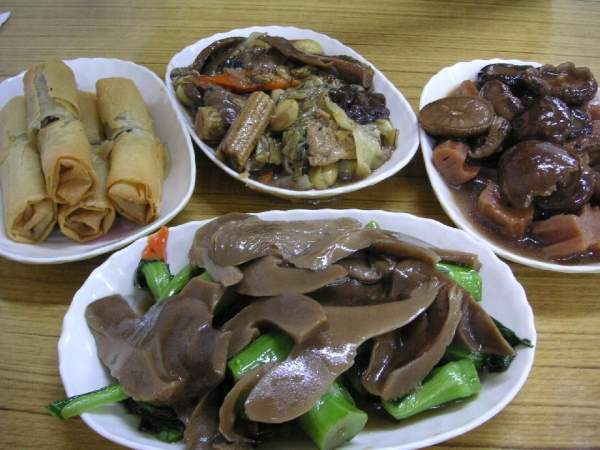 齋菜設 4 餸 1 湯,須先購票方可入座,每碟分量則按桌上人數多寡而定。(相片來源:Clara Lee) 香港