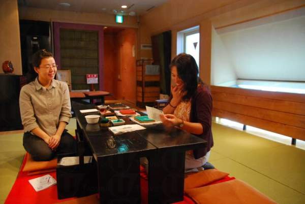 旅客可在專人指導下學習製作浮世繪,為自己留下紀念品。 大阪