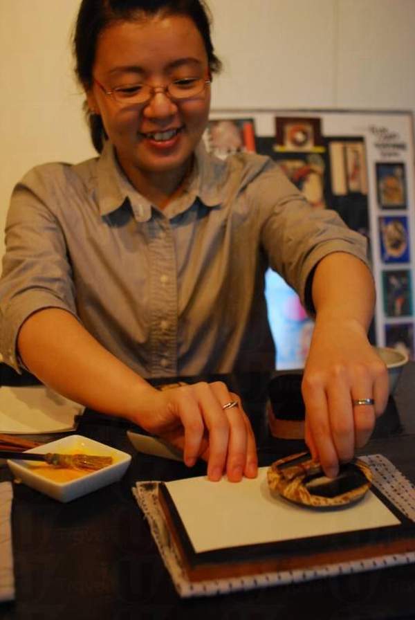 最後將圖案轉印到紙上,作品便能完成。 大阪