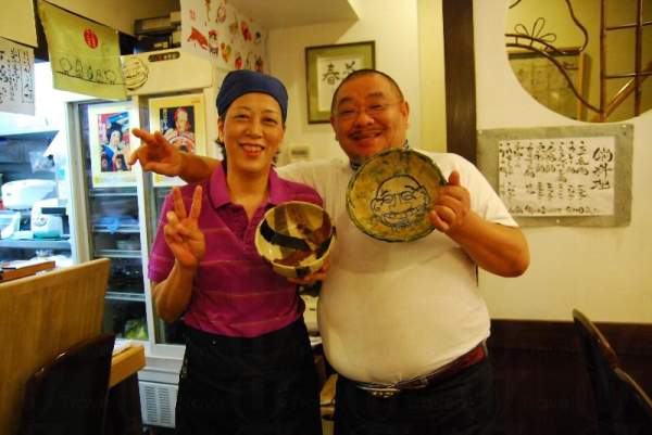 不少三佳屋的盛器皆由店主與妻子精心打造,其中一個的碗底更有店主的招牌笑臉。 大阪