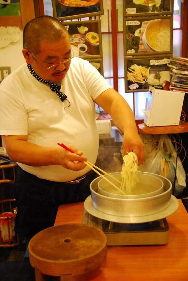 在製作自己的手打烏冬後,大家更可即席品嚐自己的手藝,甚為過癮。 大阪