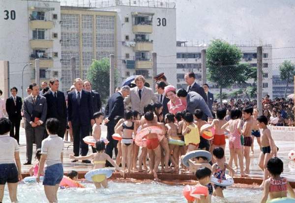 摩士公園內設有泳池,當中 1975 年時英女皇更曾蒞臨此地,與不少兒童交談。(相片來源:政府新聞處) 香港
