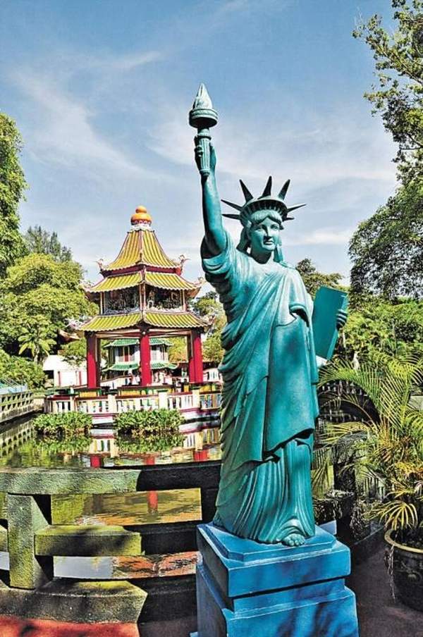 別墅內亦有「美國自由女神像」等舶來品,聞說是胡文虎特地把出國的景象紀錄,以增廣當地人見聞。 新加坡