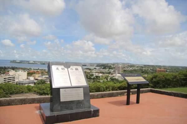 西班牙廣場中有一座「巧克力屋」,而內裏的石匾於 1895 年由當時西班牙國王所贈。 關島