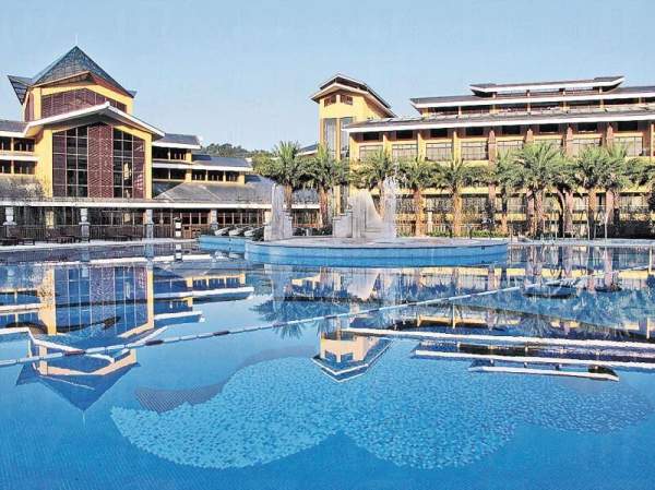 面積偌大的溫泉泳池,可眺望整個度假酒店。 廣東省其他