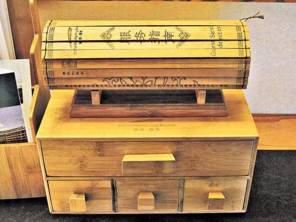 服務指南是一卷竹簡,充滿中國風情。 廣東省其他