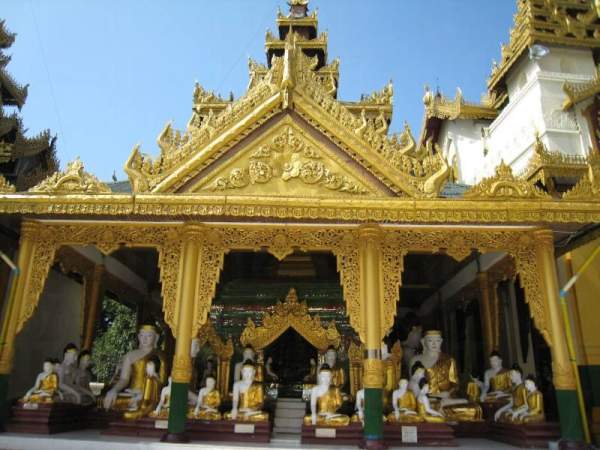 大金寺分別供奉了四位的佛佗的杖淨水器、袍與頭髮。(相片來源:越南航空 Carol) 仰光