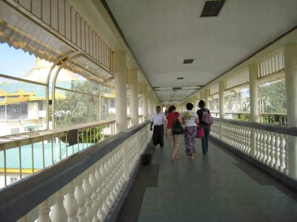 寺內的東、南方分別有梯道前往佛塔,而西、南面的通道更分別有升降機與電梯方便旅客。(相片來源:越南航空 Carol) 仰光