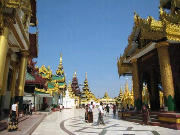 旅客進入寺廟前,必須先脫掉鞋子才得以入進。(相片來源:越南航空 Carol) 仰光