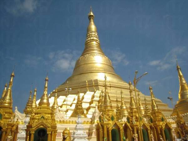 佛塔的地基為八邊型,代表 8 個星座,而每個星座皆有一個佛相,信眾則於塔前祈禱與許願。(相片來源:越南航空 Carol) 仰光