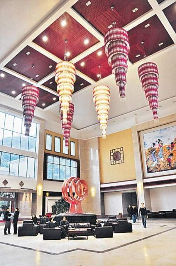 聞說此度假村以 2.5 億打造而成,其大堂瑰麗堂皇之餘,更有感應扶手電梯,甚為先進。 廣東省其他