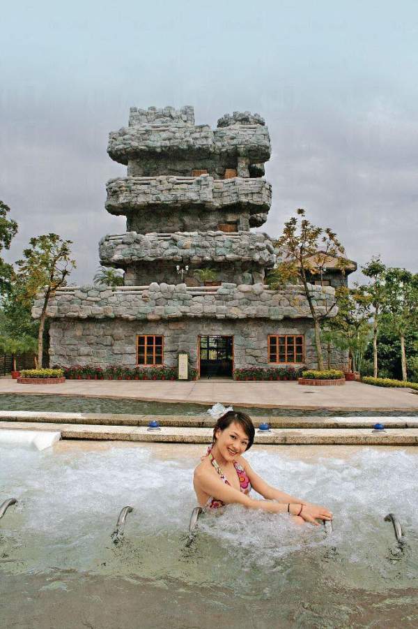崴格詩溫泉莊園酒店以仿古溫莎堡作為泉池背景,甚具特色。 廣州