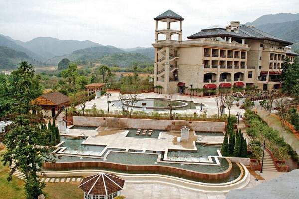 由酒店溫莎堡的瞭望台中,可以欣賞到崴格詩會所主樓、溫泉池和山林景色。 廣州