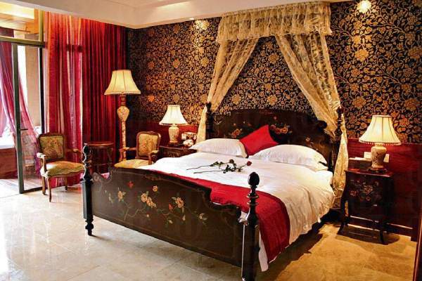 酒店的皇室公爵房,甚有英倫的華麗貴氣,而其陽台更附設小溫泉,難怪價值不菲。 廣州