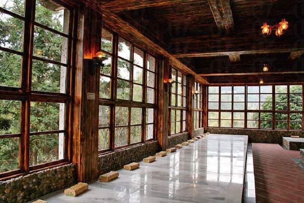 聞說躺在石板溫泉上的石板上,能有助血液循環。 廣州