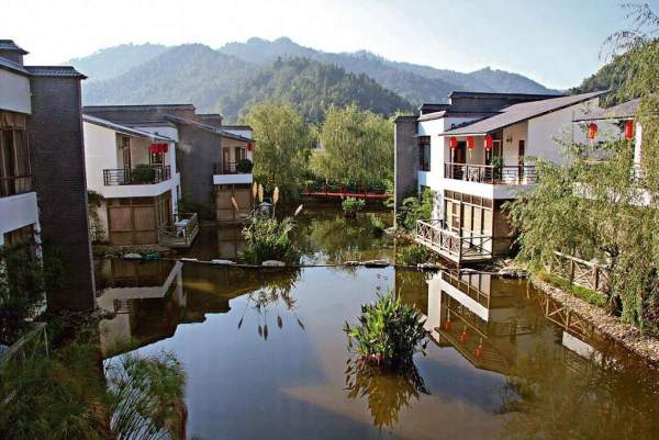 度假村多幢別皆位於山水間,並有「溫泉上的海市蜃樓」之稱。 廣東省其他