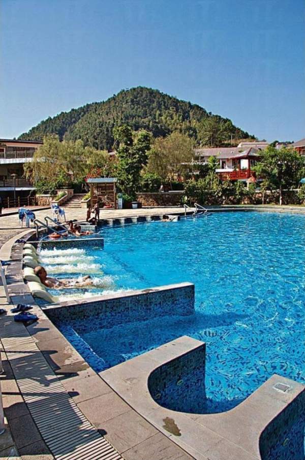 度假村的大溫泉泳池中脈衝水療床、水療按摩池,對身體甚有裨益。 廣東省其他