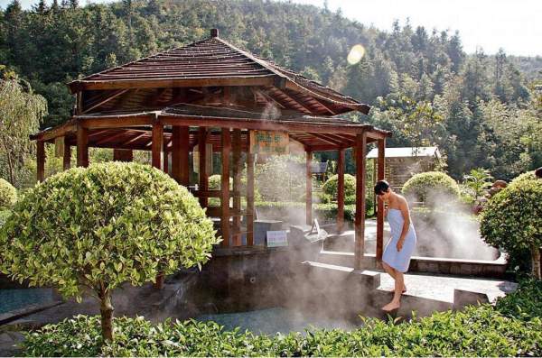 度假村的瘦身池有薄荷、土茯苓、山楂等多種藥材,向來深受女士歡迎。 廣東省其他