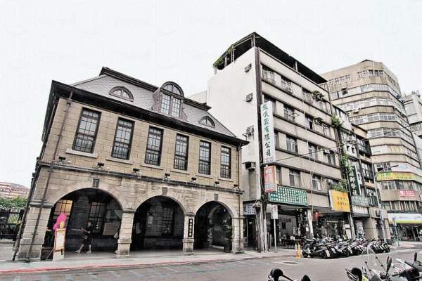 撫台街洋樓之外貌,建有三個老虎窗,並有四柱三間的拱廊,充滿歐陸色彩。 台北