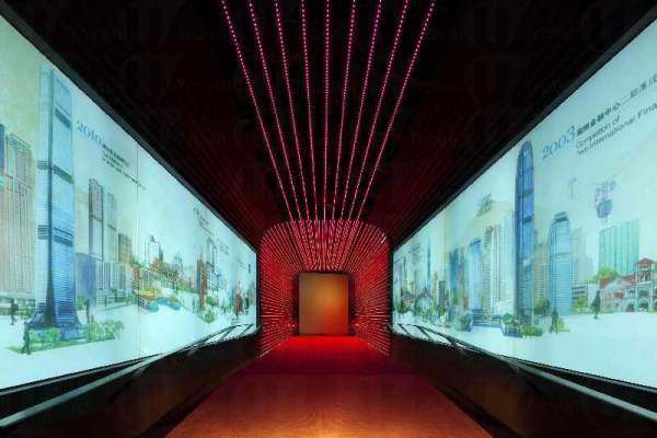 天際 100:時光隧道長達超過 6 米,由繽紛色彩的光影開始,當訪客步至大型投影幕時,左右兩邊會分別不斷地勾畫出香港島及九龍半島兩岸地標建築的蛻變,讓訪客細味香港今昔。 香港