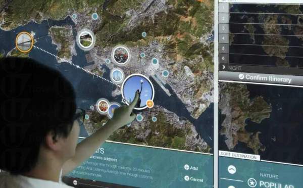 天際 100:行程編排站預設各種香港主要旅遊熱點,旅客可透過輕觸式螢幕上選擇其中一個題目,裝置上的地圖便會標示出不同景點選擇,旅客可選出最想到的 6 個地點,「行程編排站」便可編排整個旅程。 香港