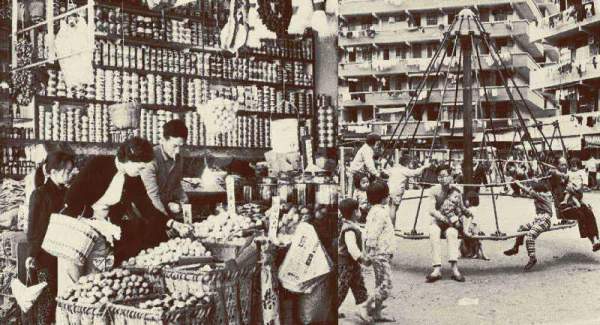 天際 100:立體投射展覽透過一部高達 6 米貫穿兩樓層高的大型立體投射裝置呈現香港今昔面貌。 香港