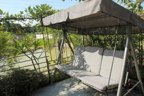 坐在山澗會旁的湖畔感受涼風,十分寫意。 香港