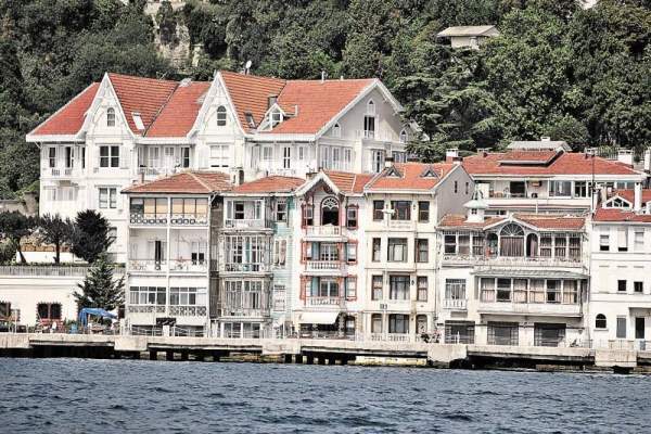 沿途可分為歐洲區與亞洲區,相信當各位一看到這些滿具歐洲風情的房屋,就知道這兒是哪一區吧! 伊斯坦堡