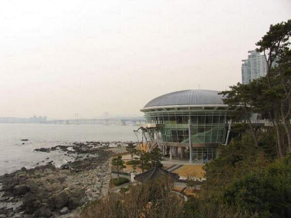 海雲台後的廣安大橋,曾是《颱風》追逐戰中的重要場景。 釜山