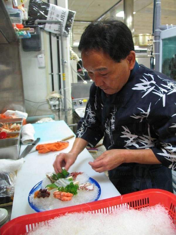 餐廳師傅正為遊客準備食材。 釜山