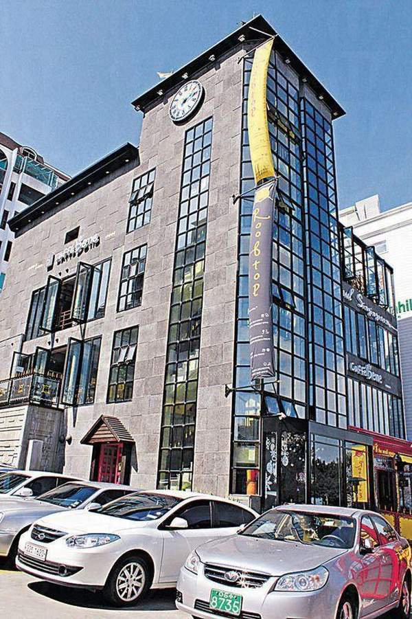 Rooftop 外表設計像英式的鐘樓。 釜山