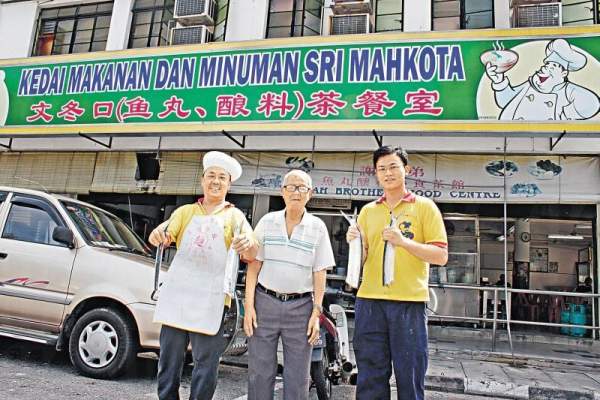 「文冬口」第二代傳人謝先生(左),跟謝老爸和兒子。 怡保
