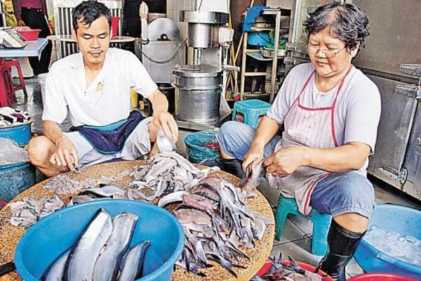 叔叔嬸嬸在起魚肉,有豆腐魚和西刀魚。 怡保