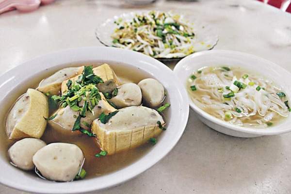 魚丸、魚肉釀豆腐、河粉很滑,用醬油胡椒粉撈過的芽菜很惹味。 怡保