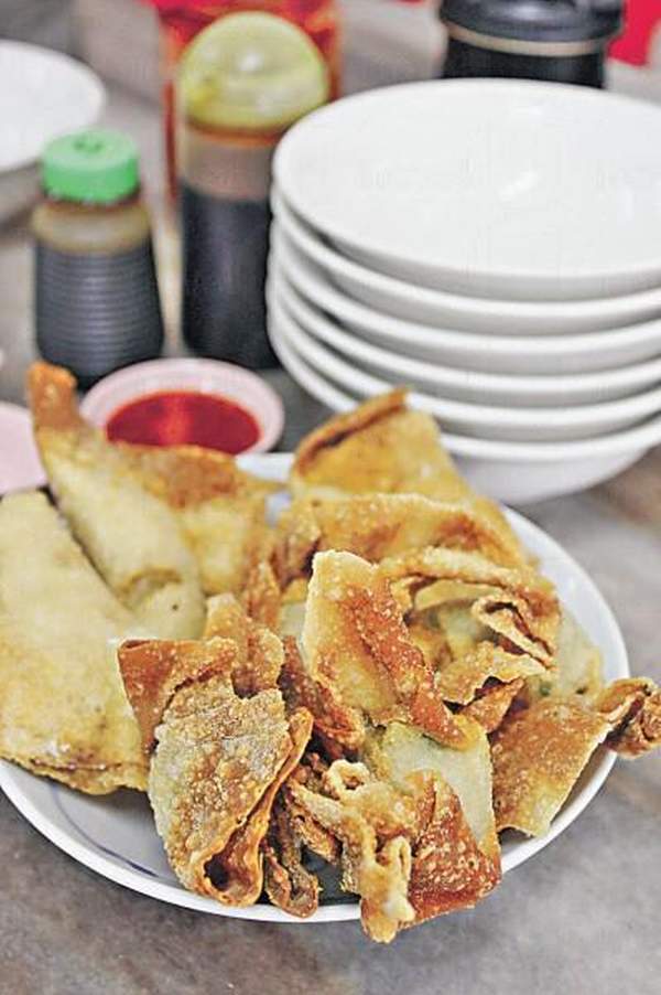 炸雲吞的餡料好特別,是用魚肉和芹菜做餡料。 怡保