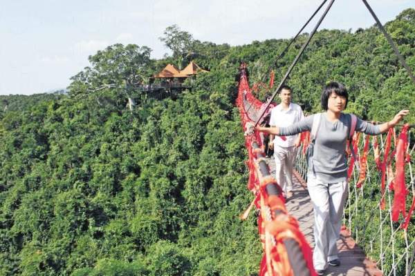 過江龍索橋鵬懸在兩山之間,橋上遊客不絕,橋兩邊掛滿許願紅絲帶,氣氛熱鬧,該跟舒淇獨自行橋的詩意很不一樣。 三亞
