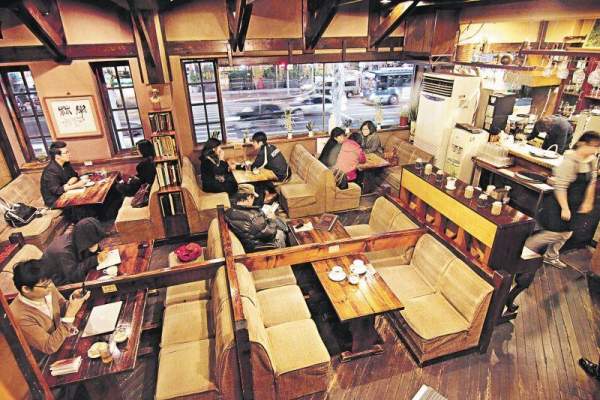 咖啡店以木建材為主,甚為樸實。(相片來源:周翠玲) 首爾