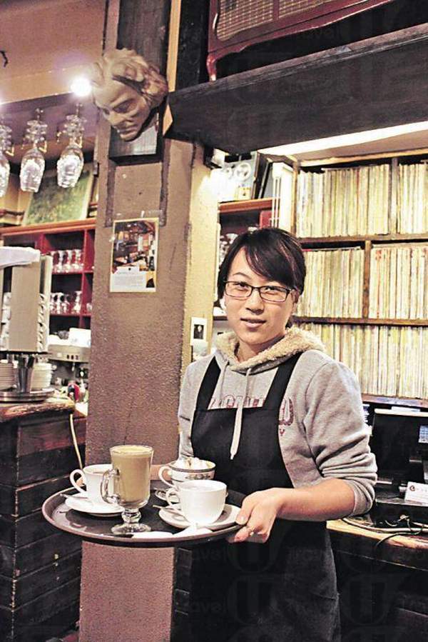 端茶的服務生。(相片來源:周翠玲) 首爾