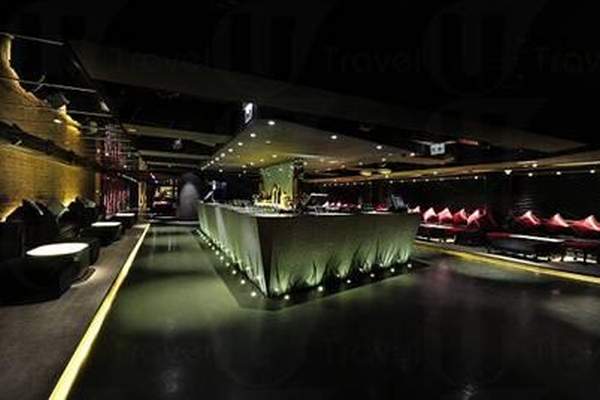 Tonno Club 的島形吧檯,流露出地中海的摩洛哥風情。(相片來源:The Tonno) 香港