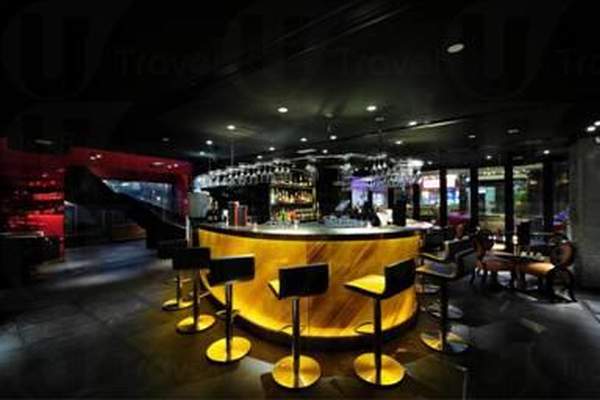 Tonno Bar 一邊有紅色裝潢配上黑色地板,而另一邊則以柔和的大地色調作主調。(相片來源:The Tonno) 香港