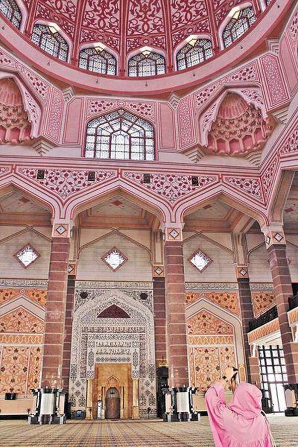 布特拉清真寺(Putra Mosque)的穹頂以粉紅色的花崗石嵌砌而成,構成一片粉紅色的世界。(相片來源:劉景茵) 吉隆坡
