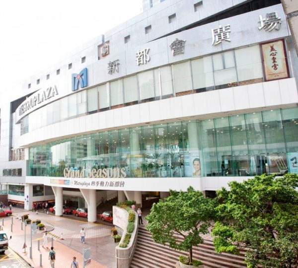 新都會廣場鄰近港鐵葵芳站,附近又有小巴、巴士總站,交通十分便利。 香港