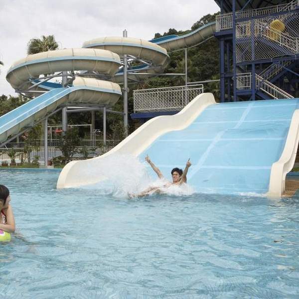 360度旋轉滑水道全長150米,螺旋型的設計增加滑道的衝擊感﹗<br /> 台北