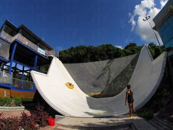 4層樓高的U型滑水道,讓你這一秒有直速下滑的快感,下一秒又再飛上天的感覺。<br /> 台北