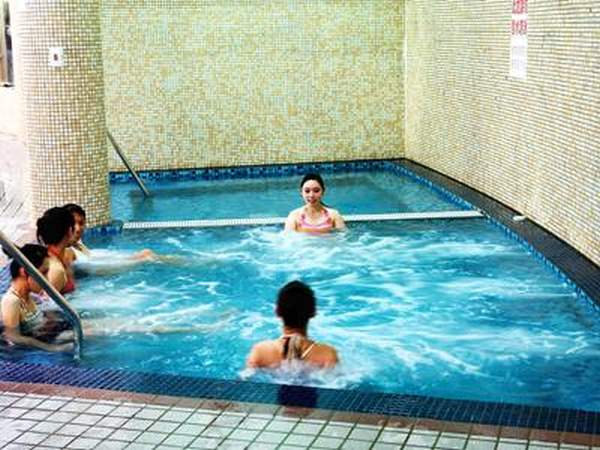 水療館內有高溫蒸氣室及高溫桑拿,能協助促進血液循環,減輕體內負擔。 台北