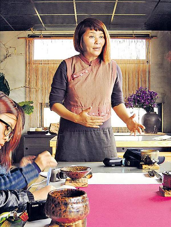 進餐前,彭美容先向客人介紹菜式。 新竹市