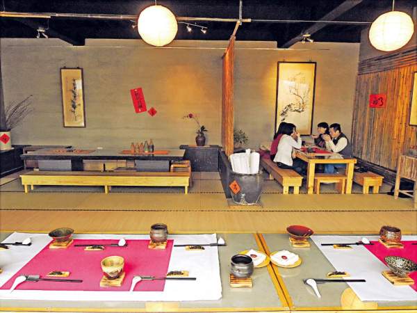 有人在新竹縣想出結合客家菜與懷石料理的吃法,連餐廳裝潢也極盡兩者的特色。 新竹市
